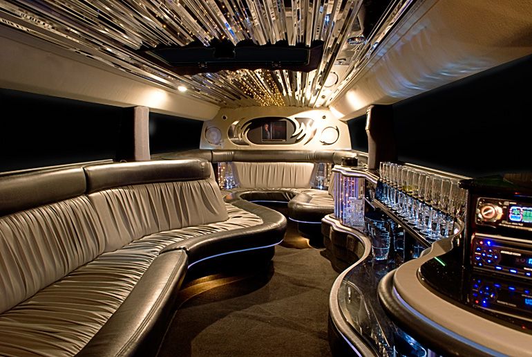 4 Awesome Things You Can Do In a Luxury Limousine