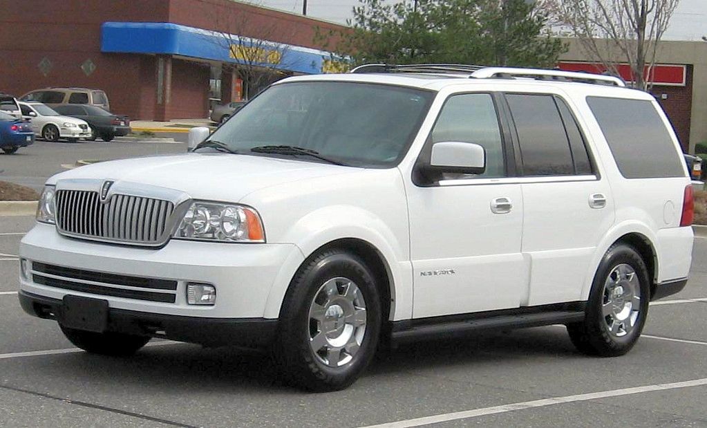 Pink Lincoln Navigator in Potomac